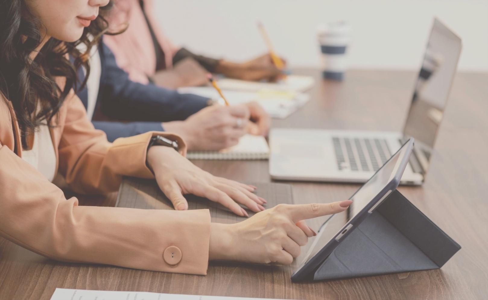 Planificación financiera estructurada con documentos y análisis